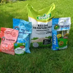 Pięć worków nawozów: mocznik, saletra amonowa, kreda trawnikowa, nawóz do trawników i żelazo antymech.