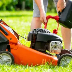Jaka benzyna do kosiarki? Dowiedz się, co wybrać dla swojego silnika