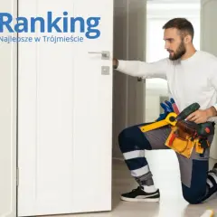 Monter z narzędziami przy białych drzwiach.