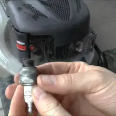 Jaką świecę do kosiarki Briggs & Stratton wybrać, aby uniknąć problemów?