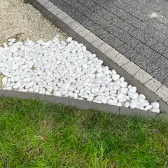 Jak skutecznie wyczyścić białe kamyczki w ogrodzie i uniknąć ich zabrudzenia