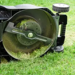 Jak wymienić linkę napędu w kosiarce Briggs & Stratton bez problemów
