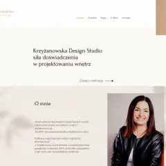 Uśmiechnięta kobieta w czarnej ramonesce, logo studia projektowego.