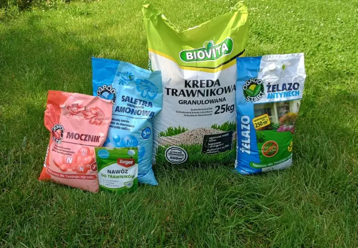 Pięć worków nawozów: mocznik, saletra amonowa, kreda trawnikowa, nawóz do trawników i żelazo antymech.