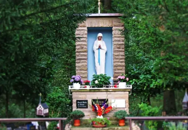 Jak zrobić kapliczkę w ogrodzie – prosty poradnik krok po kroku dla każdego