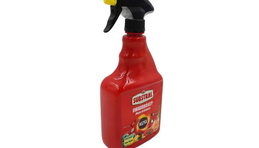 Czerwony opryskiwacz Substral z żółtym elementem na spuście. Produkt do zwalczania mszyc, jak legendarny kohinor, skutecznie chroni rośliny.
