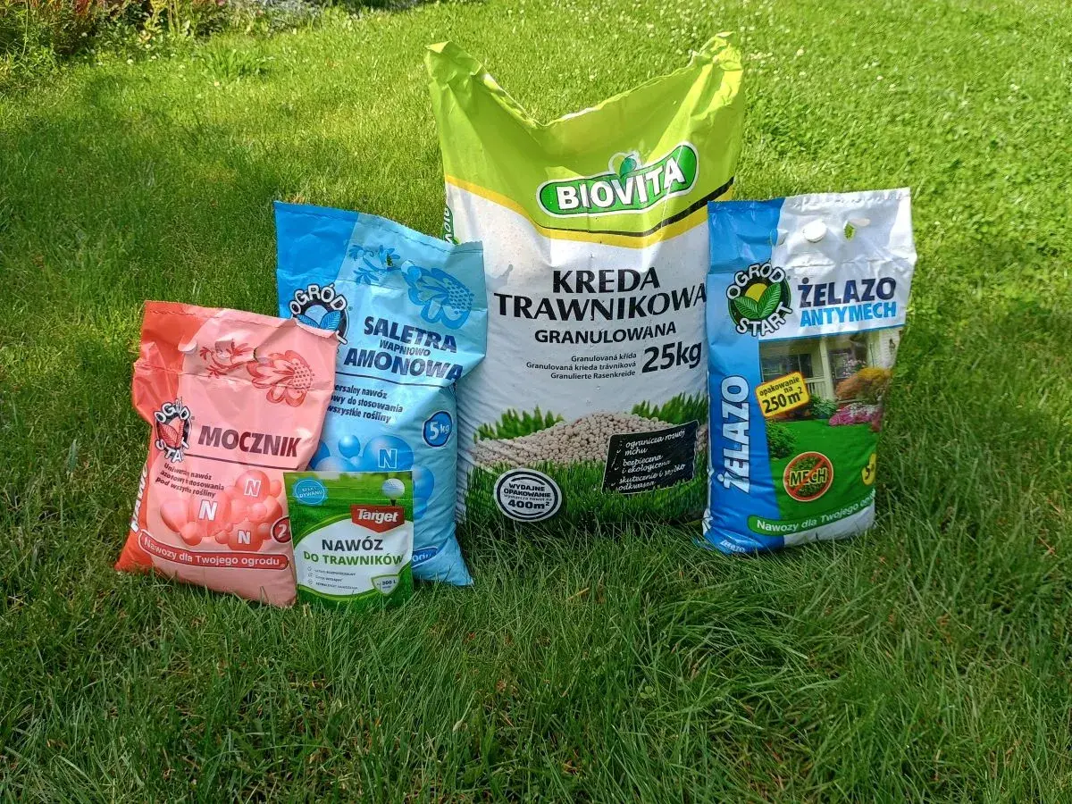 Pięć worków nawozów: mocznik, saletra amonowa, kreda trawnikowa, nawóz do trawników i żelazo antymech.